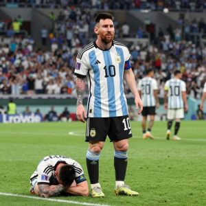 Messi gạt bỏ sóng gió, Argentina vẫn chìm trong nước mắt: Đằng sau lời nhắn “chỉ đá bóng” là cả một bầu trời áp lực